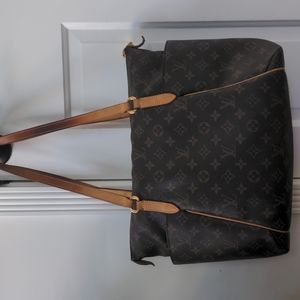 Authentic Louis Vuitton Totally MM monogram purse.
